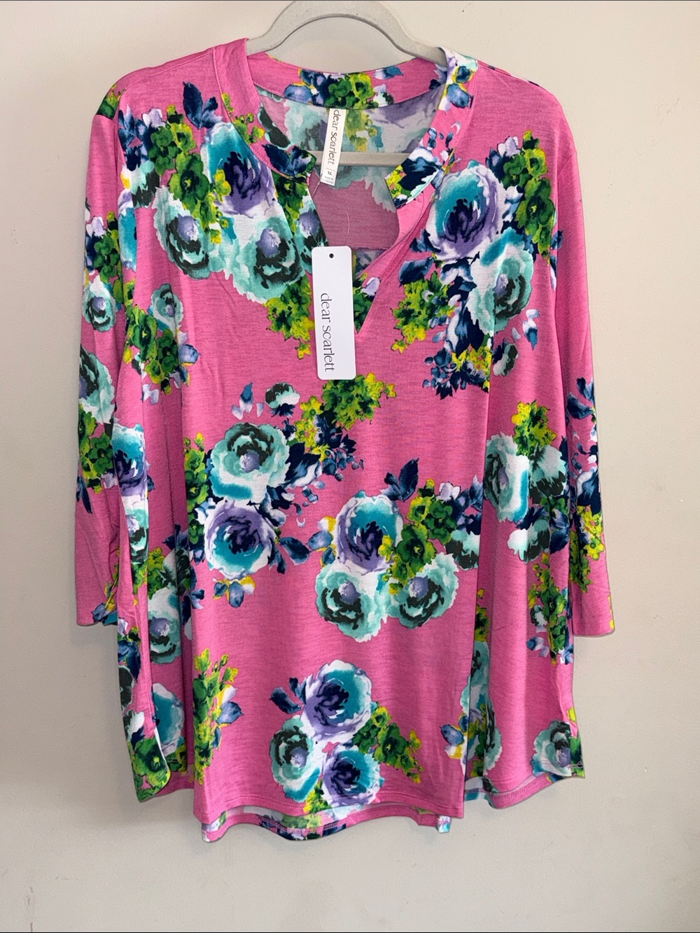NWT - Dear Scarlett Pink Floral V-Neck Tunic Top - Sizes XL, 2XL and 3XL